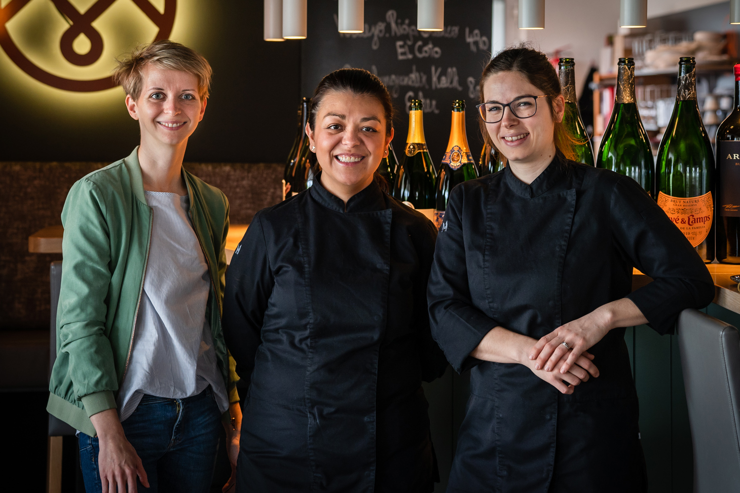 »Essen vor Ort«-Macherin Sonja Planeta und die »Aris Cantina«-Köchinnen Ari Martínez und Doris Sochurek. © Agnes Winkler